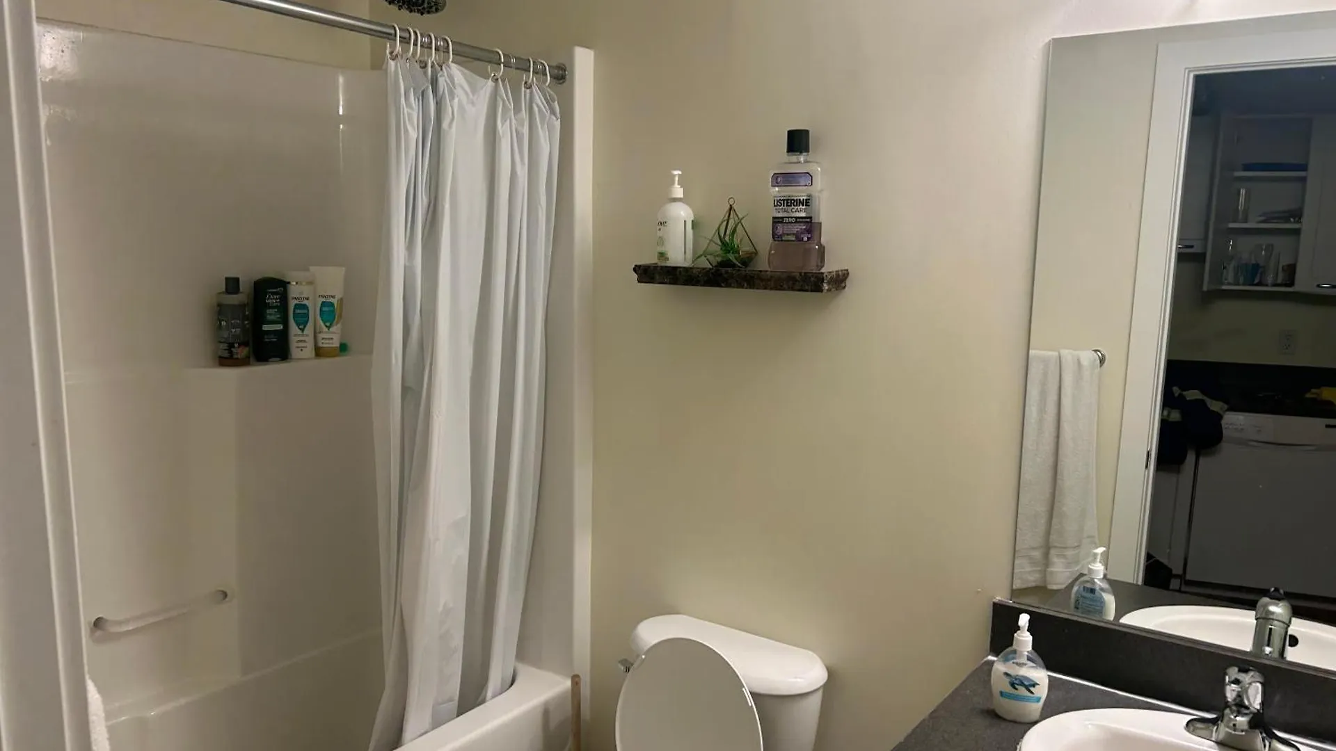 One Bedroom Condo Suite On Brentwood Station Calgary 0*,