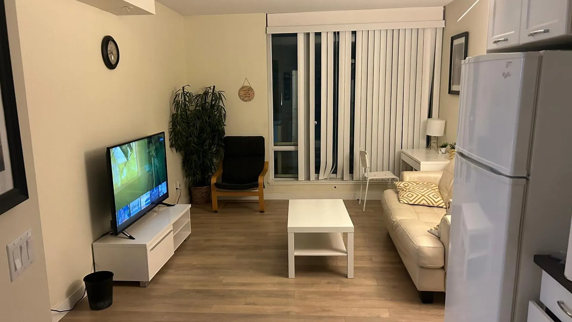 One Bedroom Condo Suite On Brentwood Station Calgary Apartment